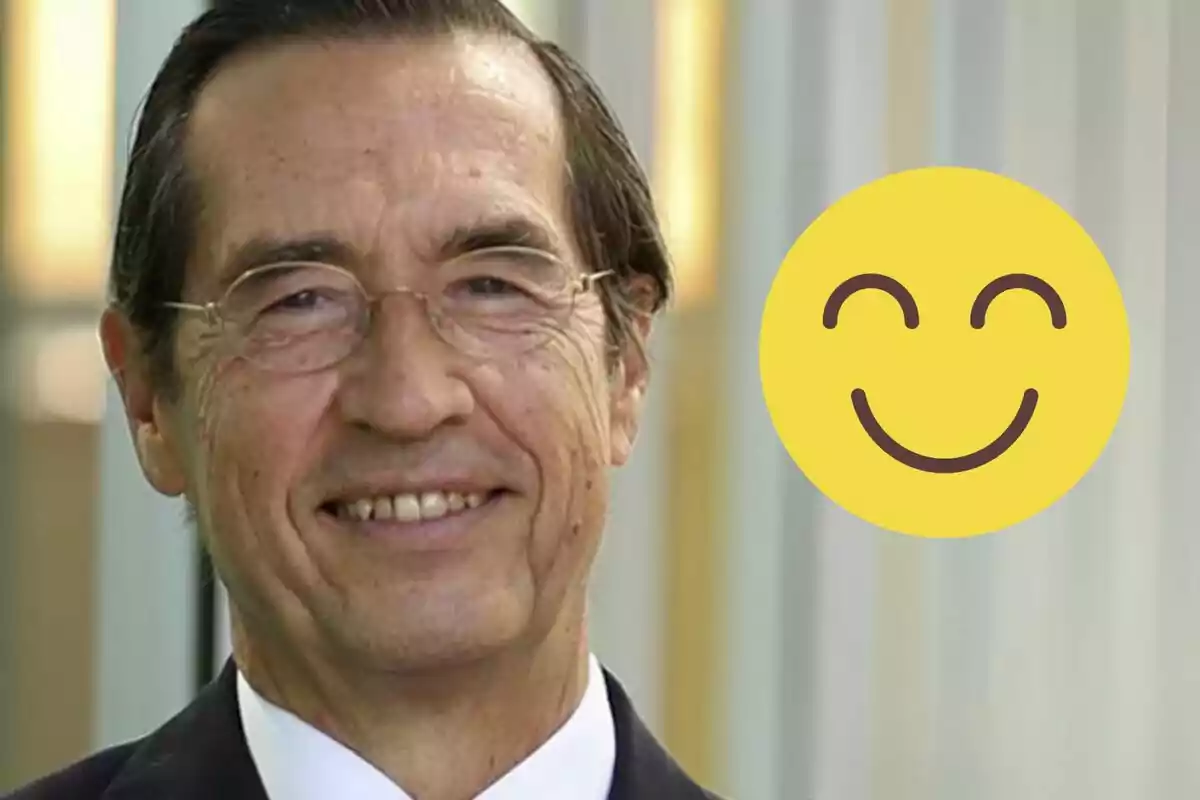 Hombre mayor con gafas sonriendo y un emoji amarillo sonriente a su lado Hombre mayor con gafas sonriendo y un emoji amarillo sonriente a su lado