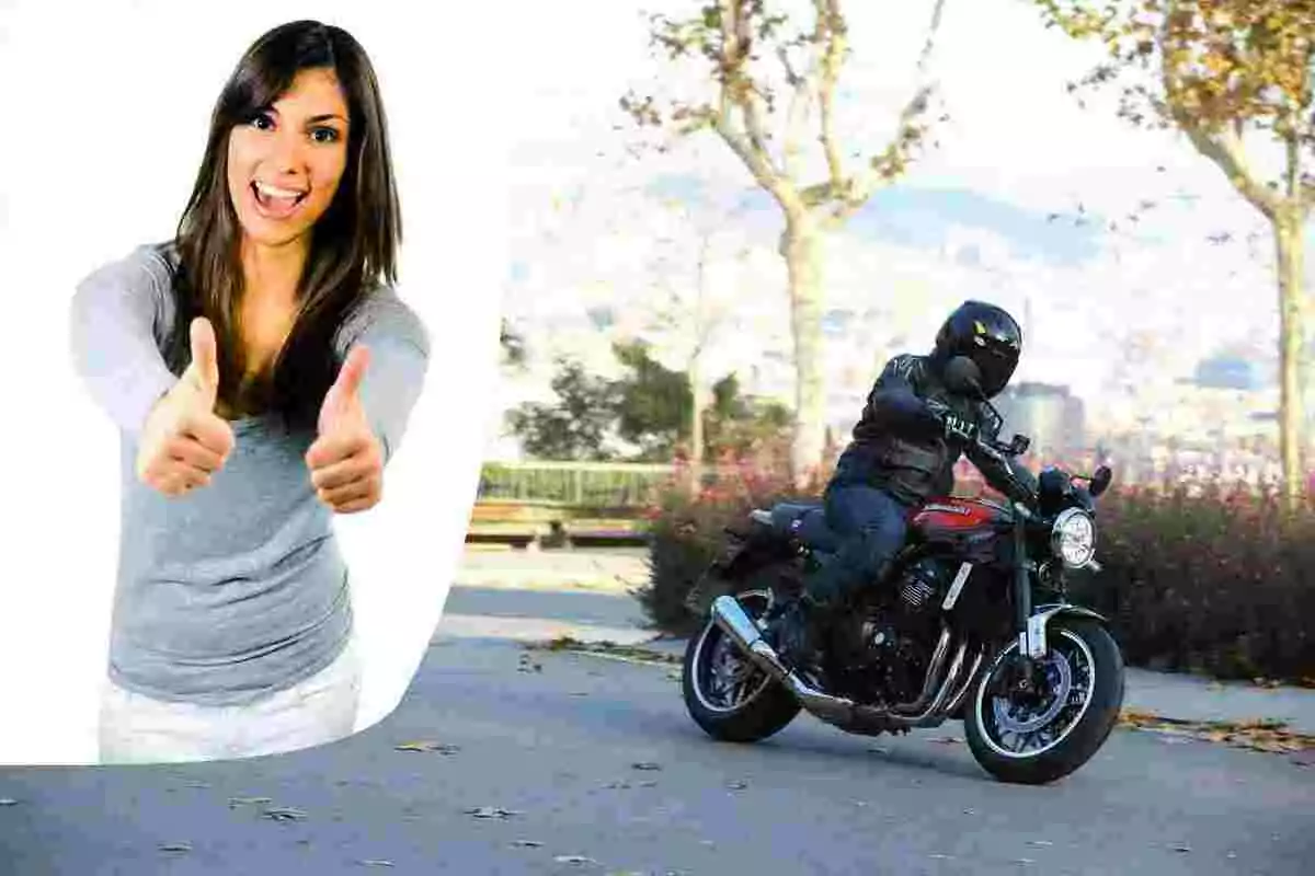 Una mujer sonriente con pulgares arriba y una persona conduciendo una motocicleta en una calle rodeada de árboles.
