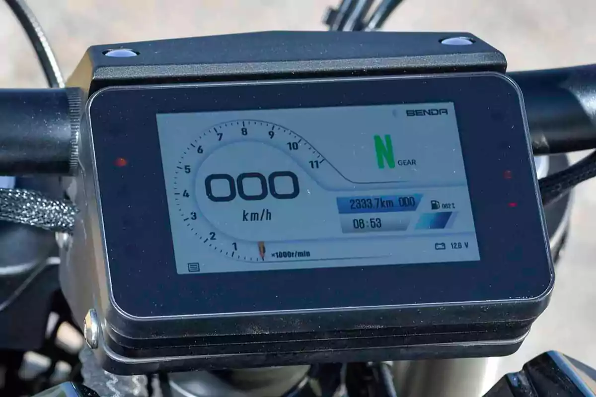 Tablero digital de motocicleta mostrando velocidad en cero, marcha en neutro, odómetro, hora y nivel de batería Tablero digital de motocicleta mostrando velocidad en cero, marcha en neutro, odómetro, hora y nivel de batería