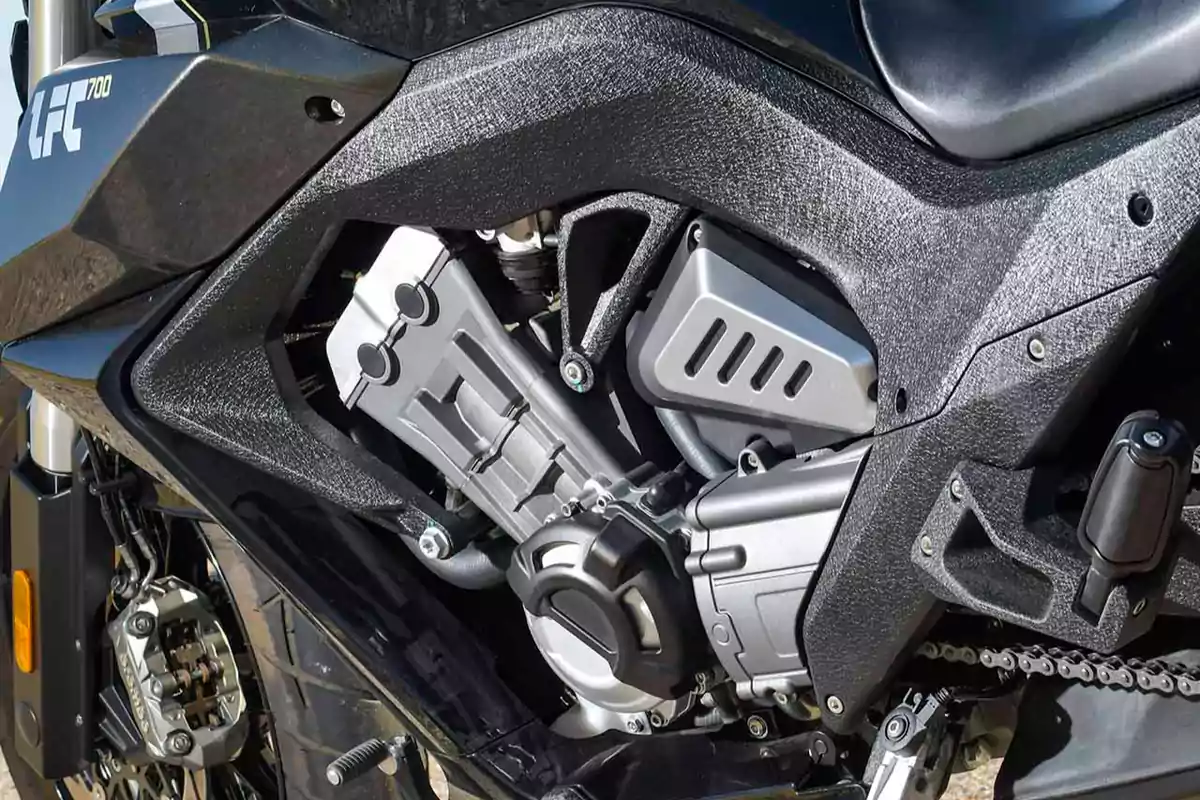 Motor de motocicleta con carenado negro y detalles metálicos Motor de motocicleta con carenado negro y detalles metálicos