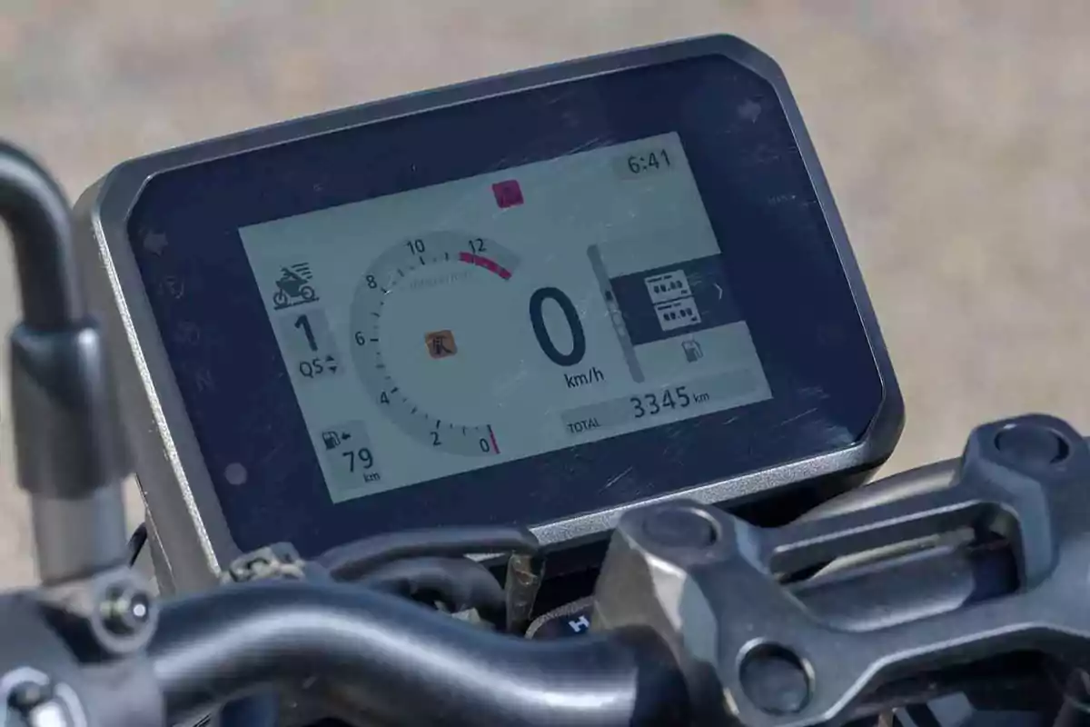 Pantalla digital de motocicleta mostrando velocidad, nivel de combustible, marcha, hora y kilometraje total Pantalla digital de motocicleta mostrando velocidad, nivel de combustible, marcha, hora y kilometraje total