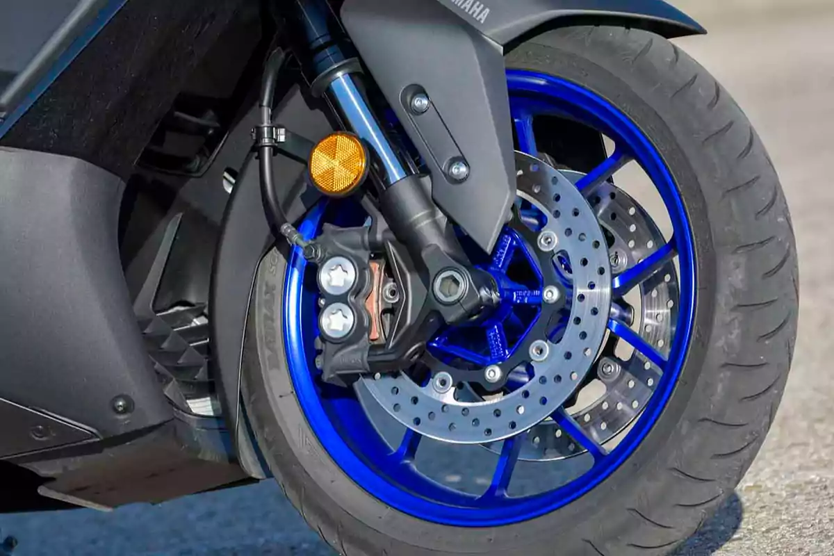 Llanta delantera de motocicleta deportiva con rines azules y freno de disco Llanta delantera de motocicleta deportiva con rines azules y freno de disco