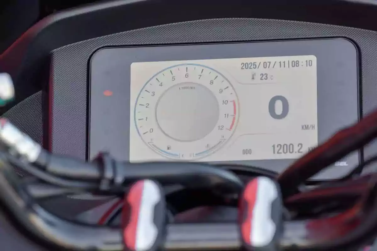 Tablero digital de motocicleta mostrando velocímetro en cero, odómetro con 1200.2 kilómetros, temperatura ambiente de 23 grados y fecha 11 de julio de 2025 a las 8 con 10 minutos Tablero digital de motocicleta mostrando velocímetro en cero, odómetro con 1200.2 kilómetros, temperatura ambiente de 23 grados y fecha 11 de julio de 2025 a las 8 con 10 minutos