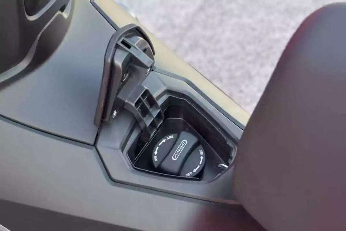 Tapa del tanque de gasolina de una motocicleta con el asiento levantado Tapa del tanque de gasolina de una motocicleta con el asiento levantado