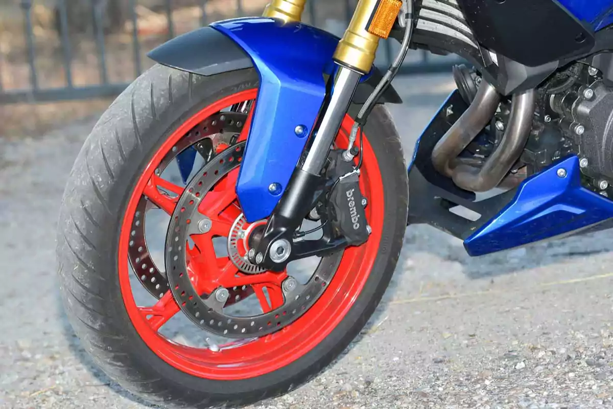 Llanta delantera de motocicleta deportiva con rines rojos y freno de disco Brembo Llanta delantera de motocicleta deportiva con rines rojos y freno de disco Brembo