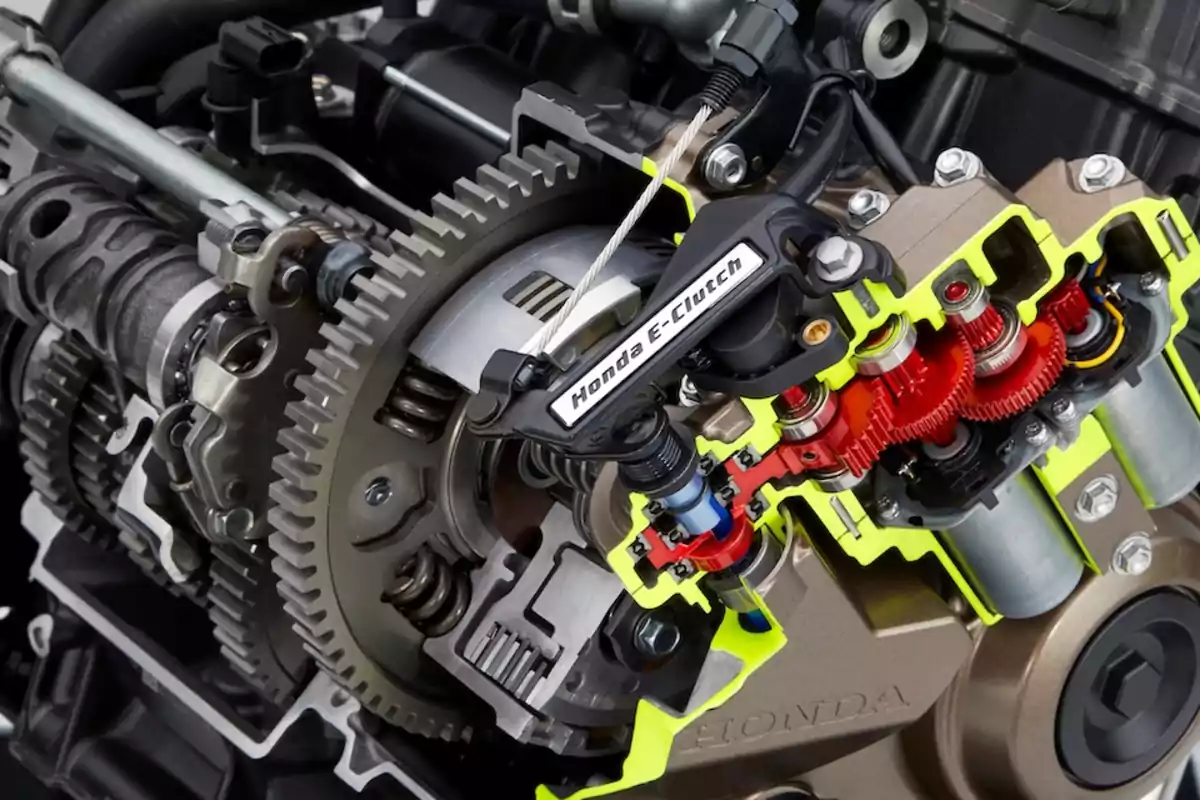 Detalle de un sistema de embrague electrónico Honda E-Clutch con componentes internos visibles y engranajes expuestos Detalle de un sistema de embrague electrónico Honda E-Clutch con componentes internos visibles y engranajes expuestos