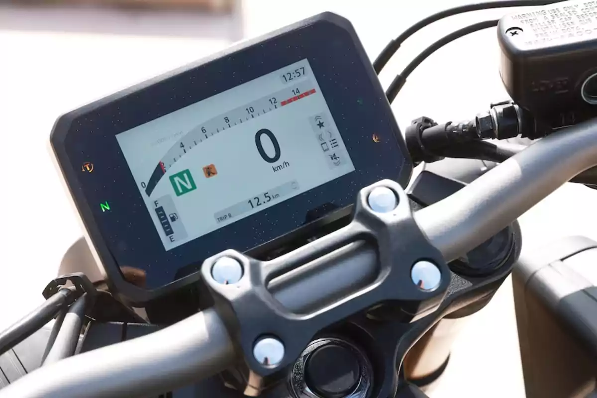 Tablero digital de motocicleta mostrando velocidad en cero, indicador de neutro encendido y detalles del viaje Tablero digital de motocicleta mostrando velocidad en cero, indicador de neutro encendido y detalles del viaje