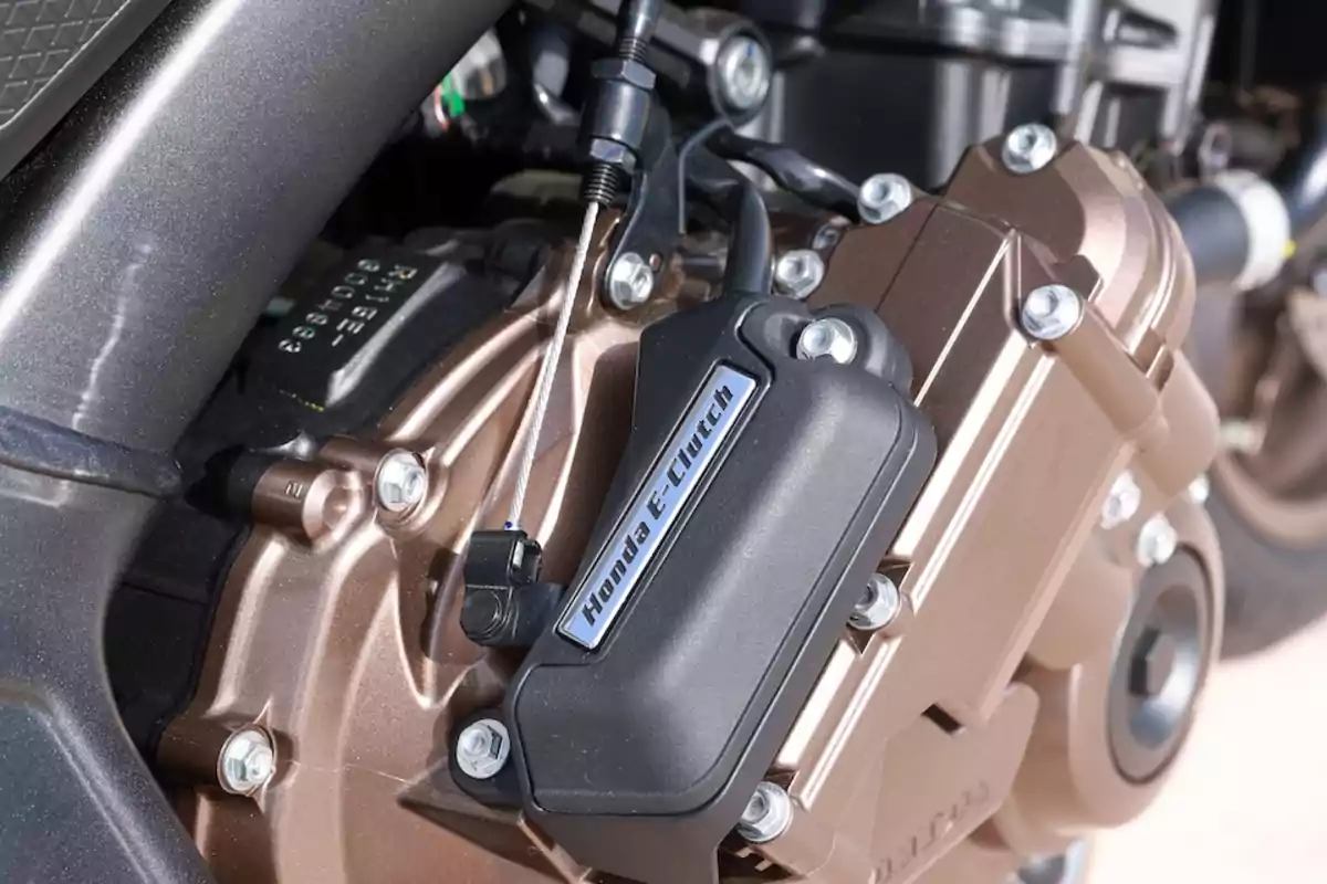 Detalle del motor de una motocicleta Honda con el sistema E-Clutch visible Detalle del motor de una motocicleta Honda con el sistema E-Clutch visible