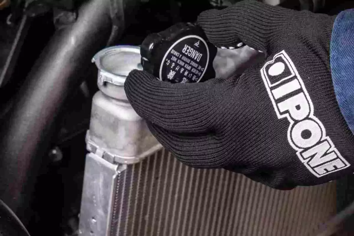 Es necesario cuidar la moto cuando se rueda con elevadas temperaturas Es necesario cuidar la moto cuando se rueda con elevadas temperaturas