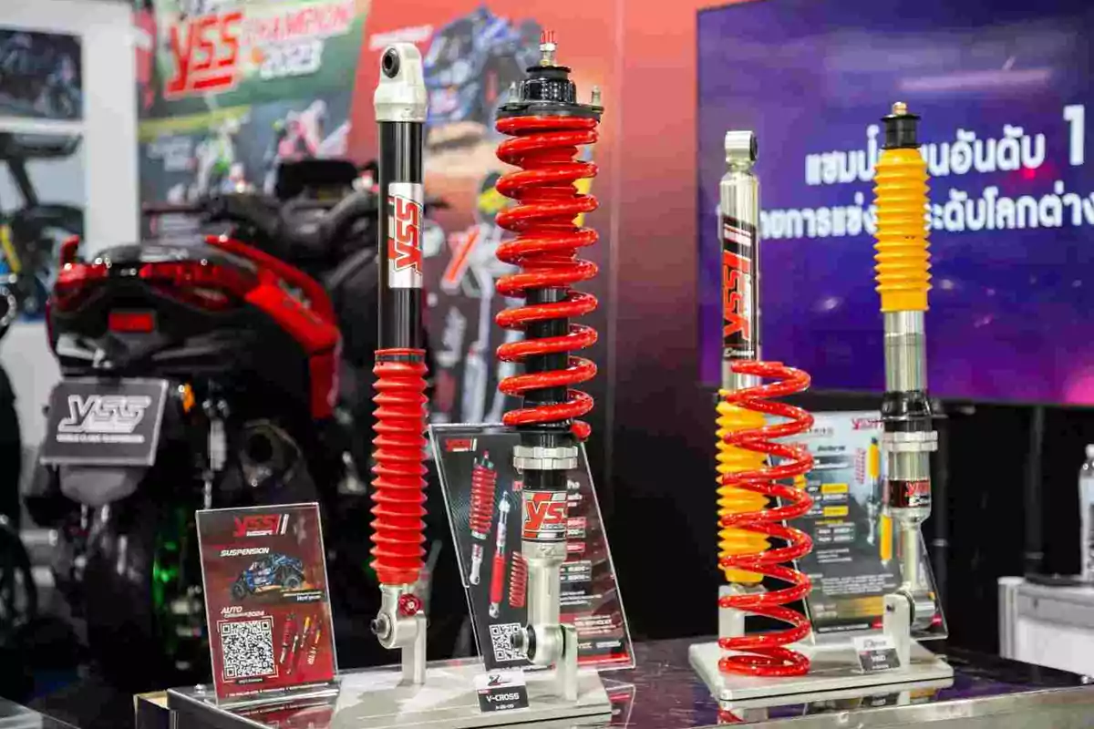 Exhibición de amortiguadores y muelles de motocicleta de la marca YSS Exhibición de amortiguadores y muelles de motocicleta de la marca YSS