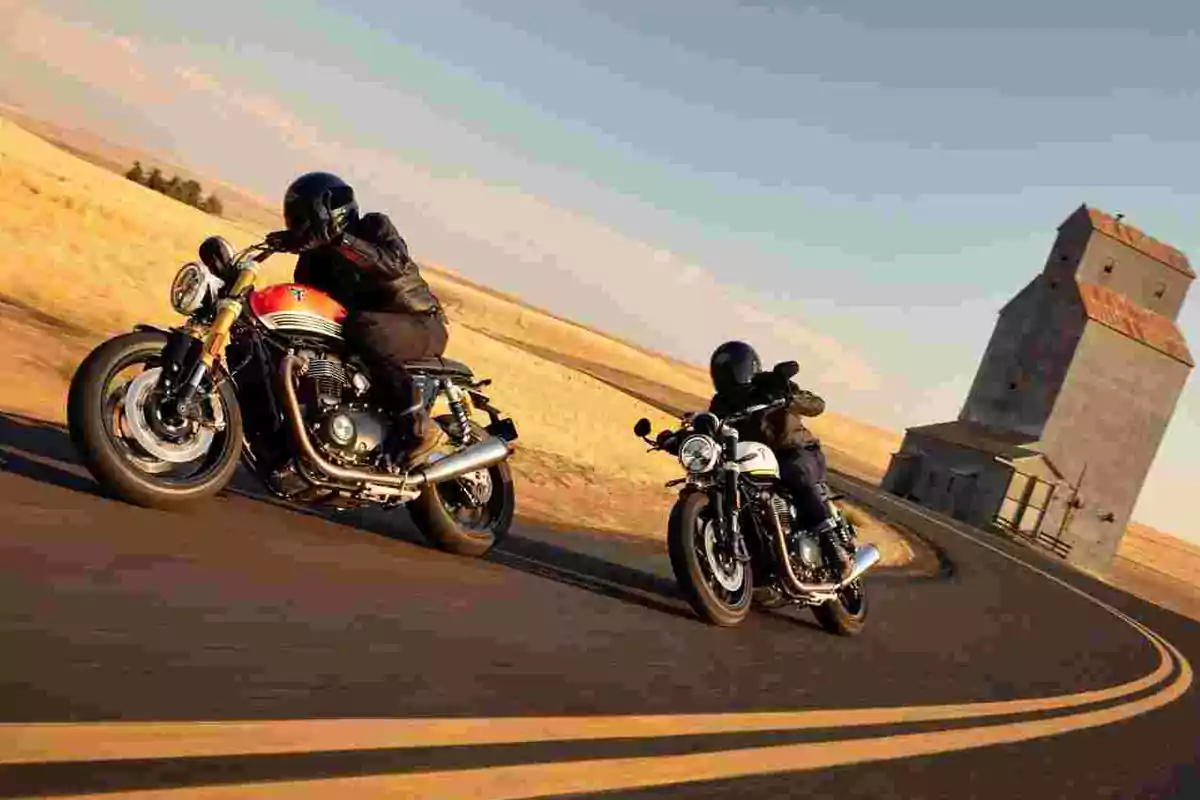 Dos motos Triumph Speed Twin 1200 rodando en una carretera en Europa Dos motos Triumph Speed Twin 1200 rodando en una carretera en Europa
