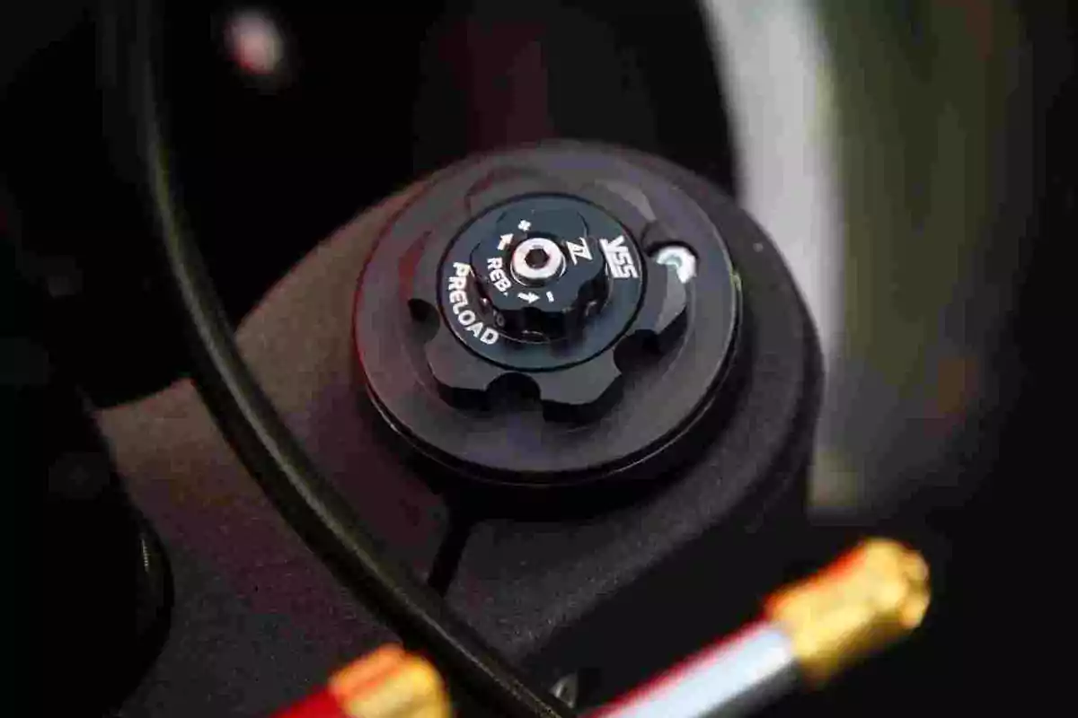 Detalle de un regulador de suspensión de motocicleta de la marca YSS Detalle de un regulador de suspensión de motocicleta de la marca YSS