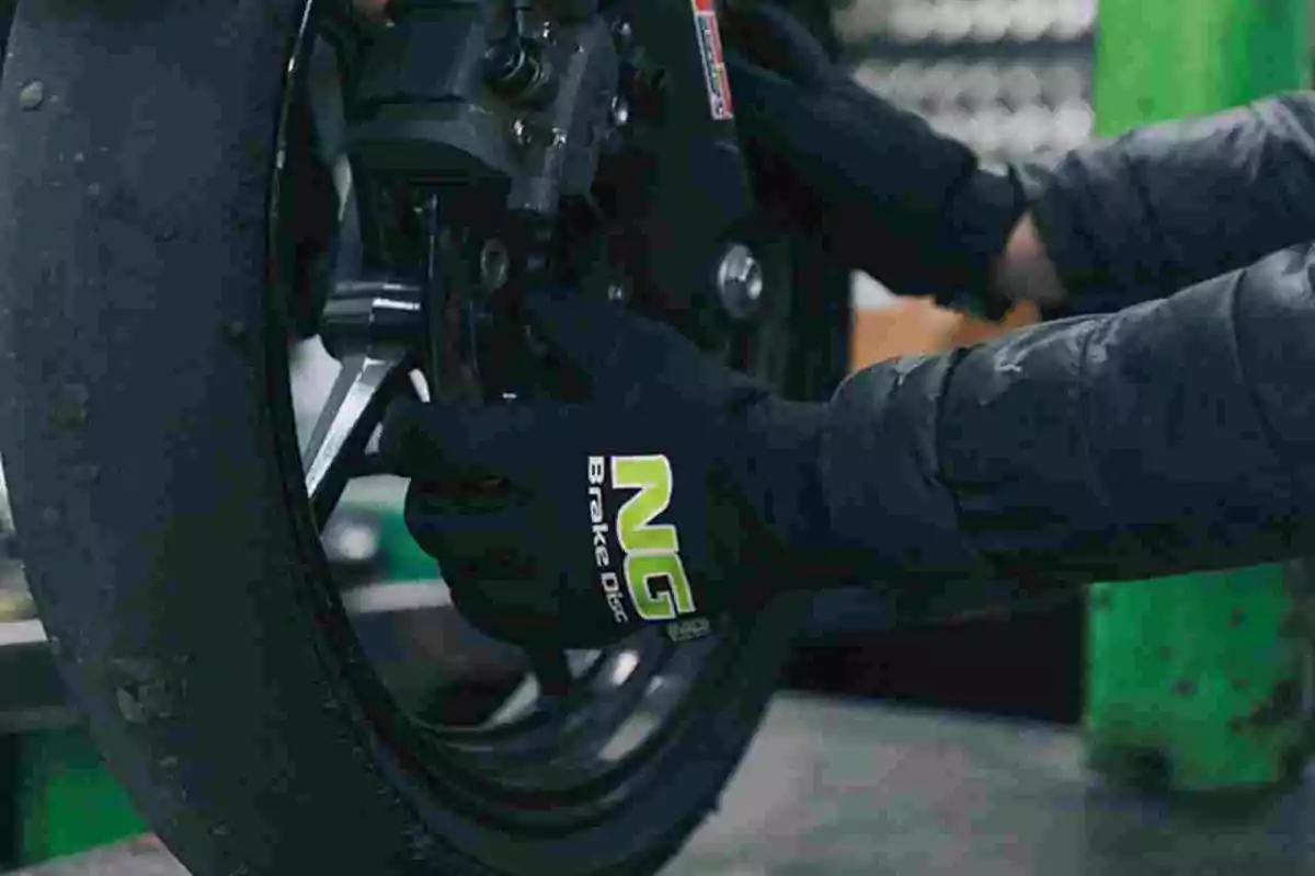 El equipo de freno de una moto requiere revisiones y mantenimiento El equipo de freno de una moto requiere revisiones y mantenimiento