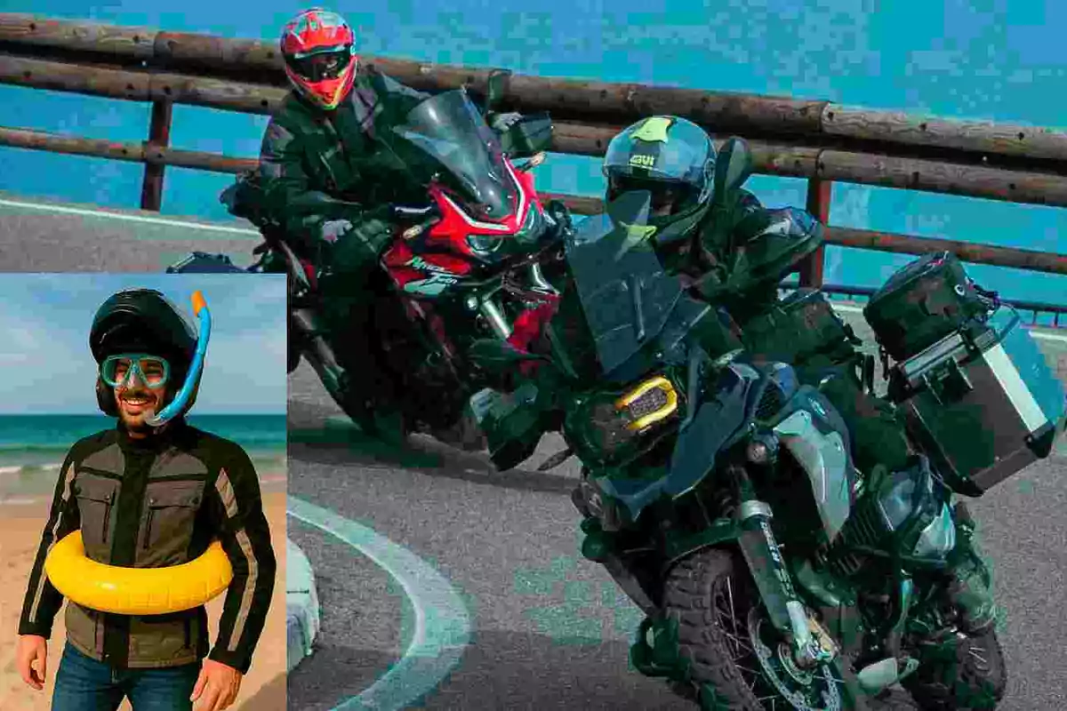 Dos motociclistas con equipo de protección toman una curva en la carretera mientras en una esquina aparece un hombre en la playa usando chaqueta de motociclista, casco, visor de snorkel y un flotador amarillo