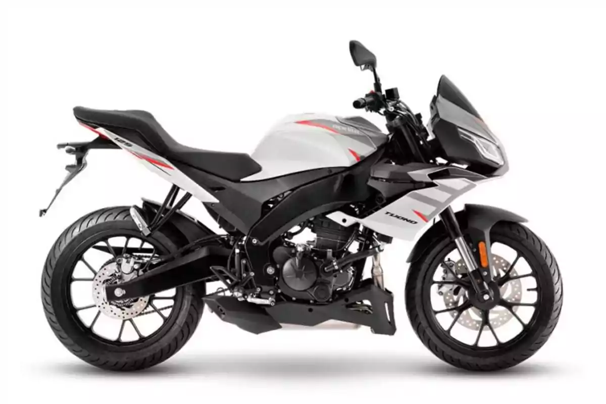 Motocicleta deportiva de color blanco con detalles en negro y rojo sobre fondo blanco
