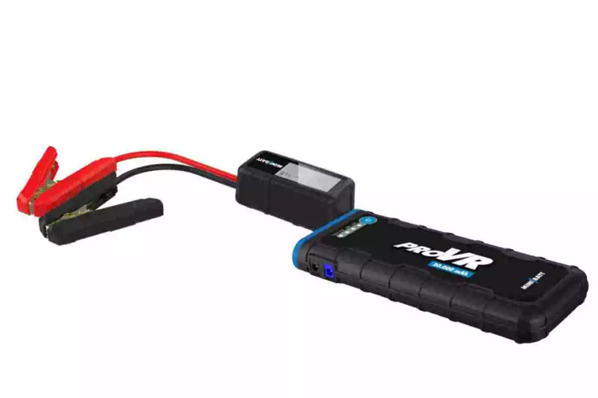 Arrancador portátil de batería para auto con pinzas y cables conectados Arrancador portátil de batería para auto con pinzas y cables conectados