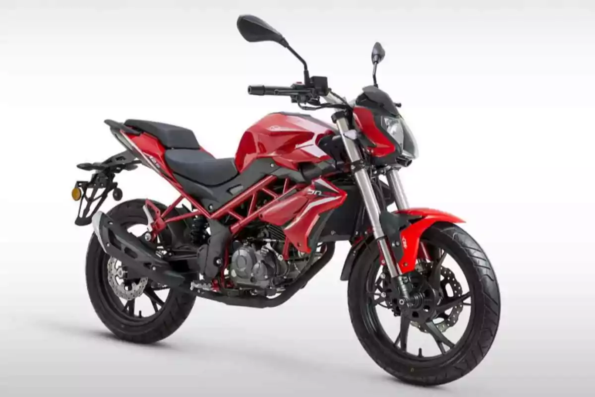 Motocicleta deportiva de color rojo con detalles en negro sobre un fondo blanco