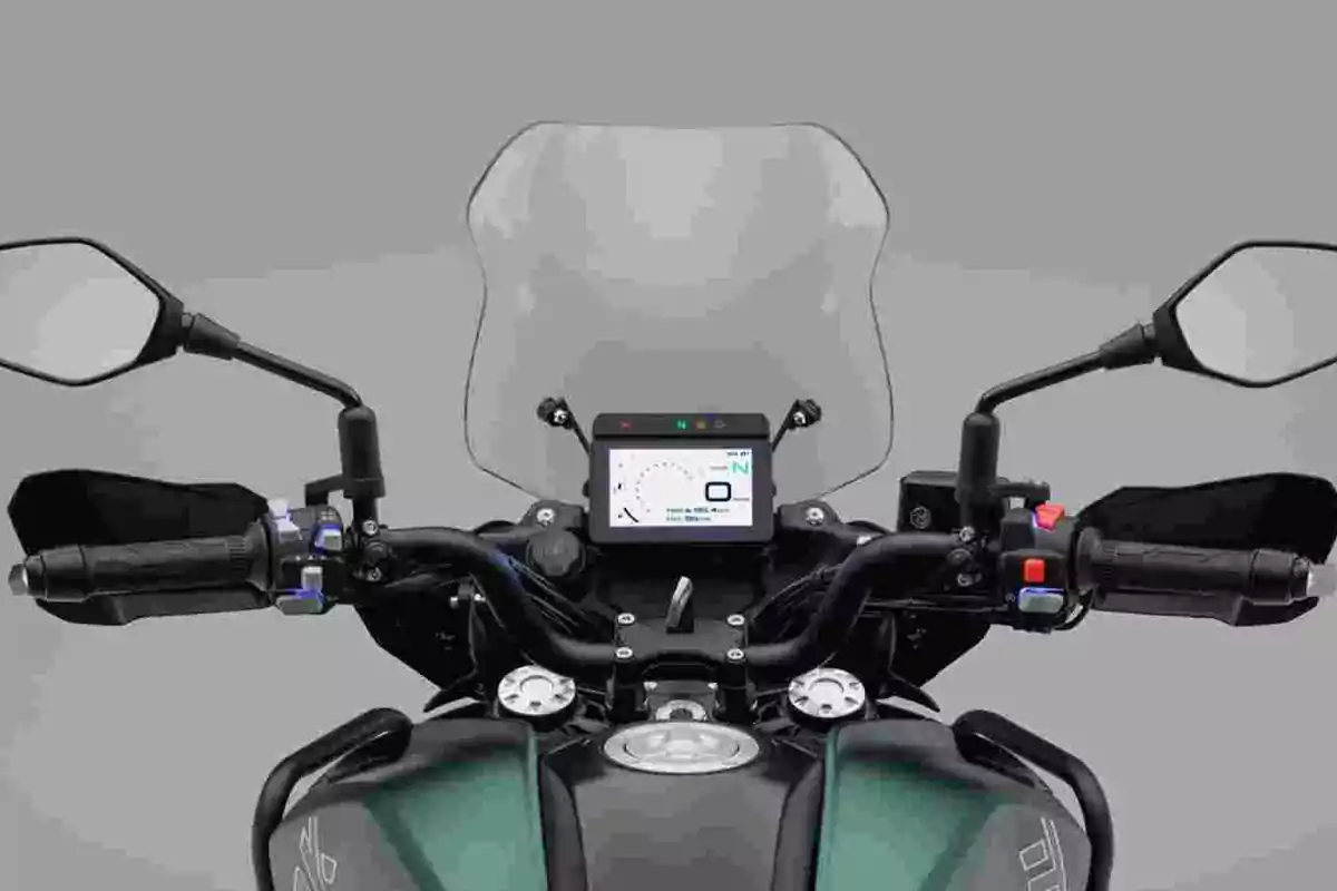Vista frontal del manillar de una motocicleta con pantalla digital encendida y parabrisas transparente Vista frontal del manillar de una motocicleta con pantalla digital encendida y parabrisas transparente