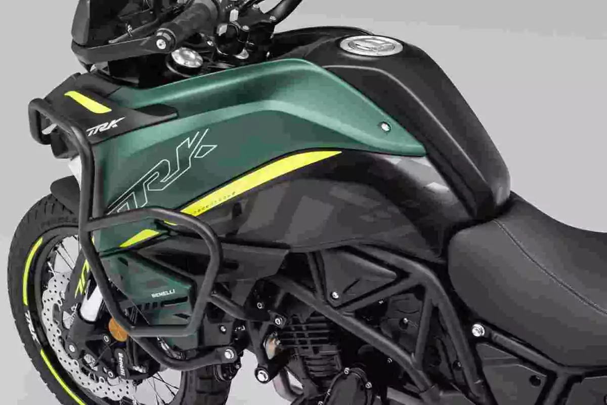 Motocicleta de color verde y negro con detalles en amarillo y estructura tubular de protección en el costado Motocicleta de color verde y negro con detalles en amarillo y estructura tubular de protección en el costado