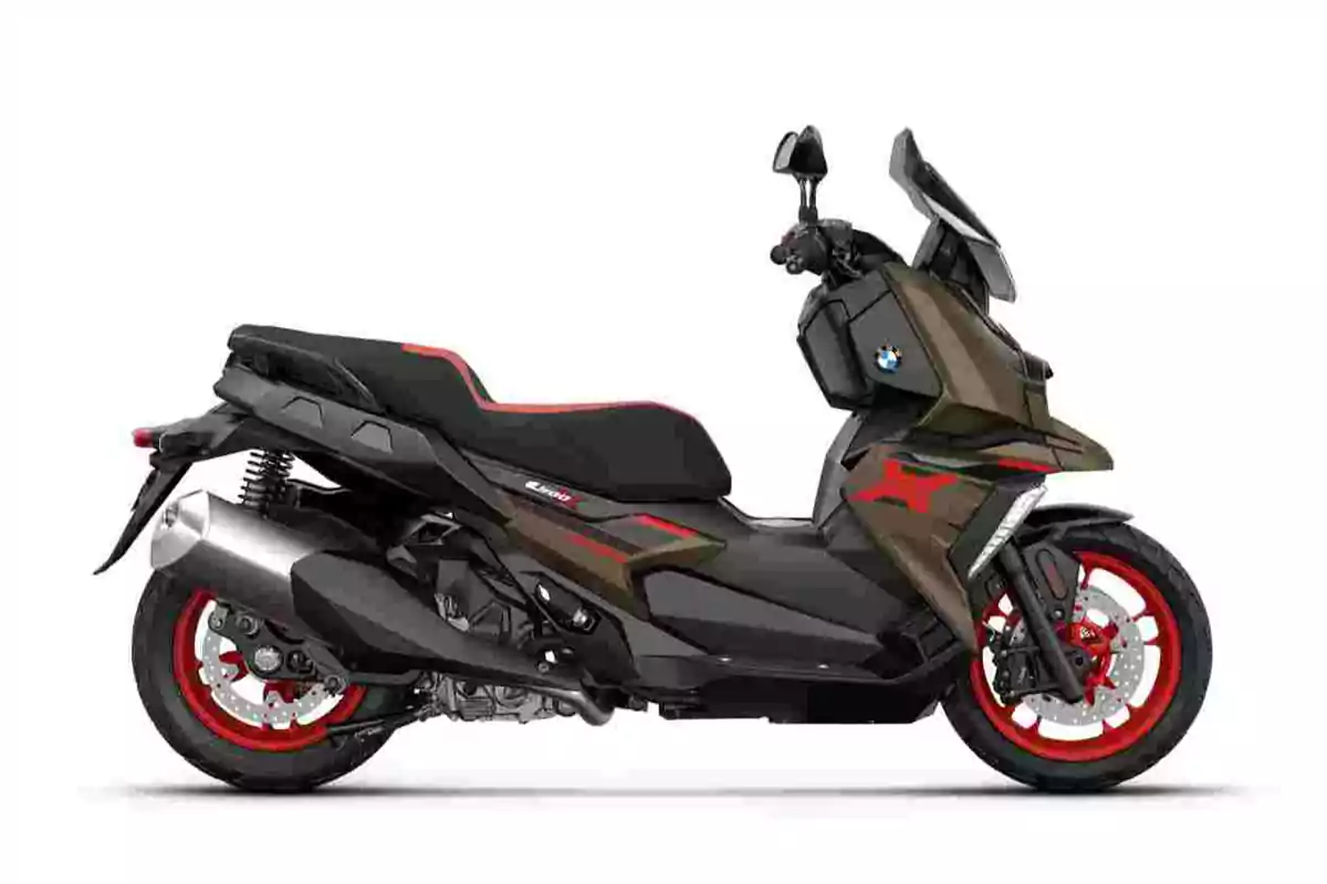 Motocicleta tipo scooter BMW de color negro con detalles en rojo y verde, vista lateral sobre fondo blanco Motocicleta tipo scooter BMW de color negro con detalles en rojo y verde, vista lateral sobre fondo blanco