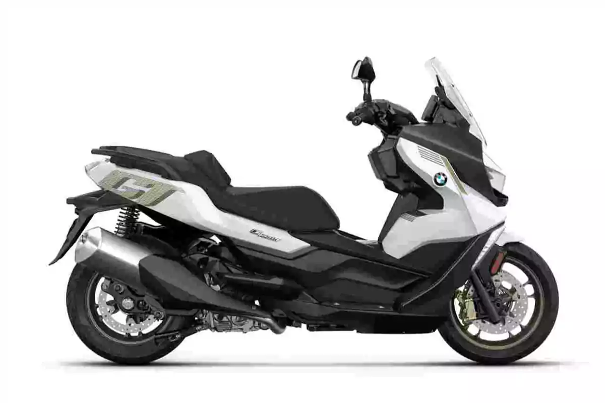 Motocicleta tipo scooter BMW de color blanco y negro vista de perfil sobre fondo blanco Motocicleta tipo scooter BMW de color blanco y negro vista de perfil sobre fondo blanco