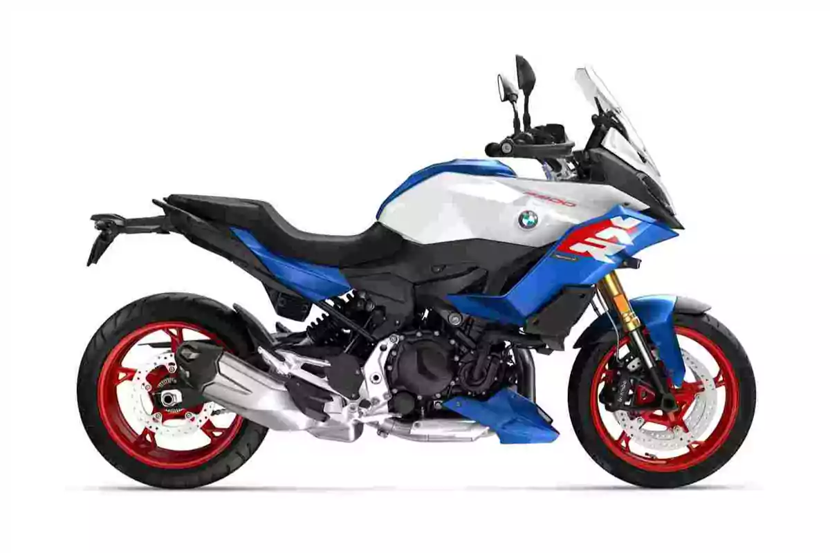 Motocicleta deportiva BMW de color azul, blanco y rojo con llantas rojas y detalles modernos sobre fondo blanco Motocicleta deportiva BMW de color azul, blanco y rojo con llantas rojas y detalles modernos sobre fondo blanco