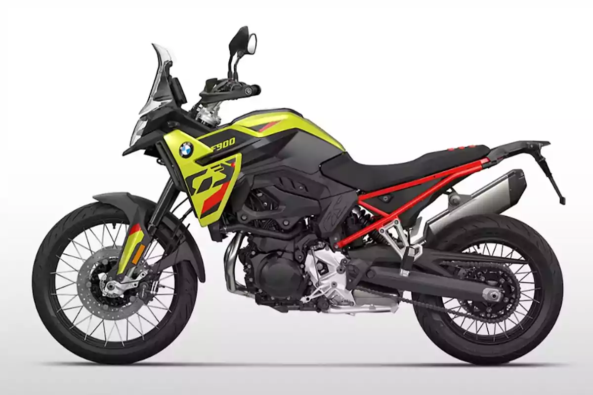 Motocicleta BMW F 900 GS de color negro con detalles en amarillo y rojo vista de perfil sobre fondo blanco Motocicleta BMW F 900 GS de color negro con detalles en amarillo y rojo vista de perfil sobre fondo blanco