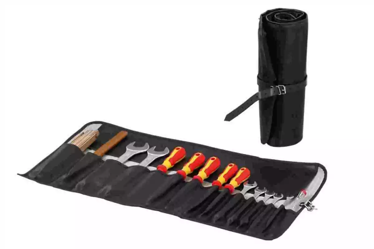Estuche enrollable de herramientas con varias llaves, destornilladores y otros utensilios organizados en compartimentos Estuche enrollable de herramientas con varias llaves, destornilladores y otros utensilios organizados en compartimentos