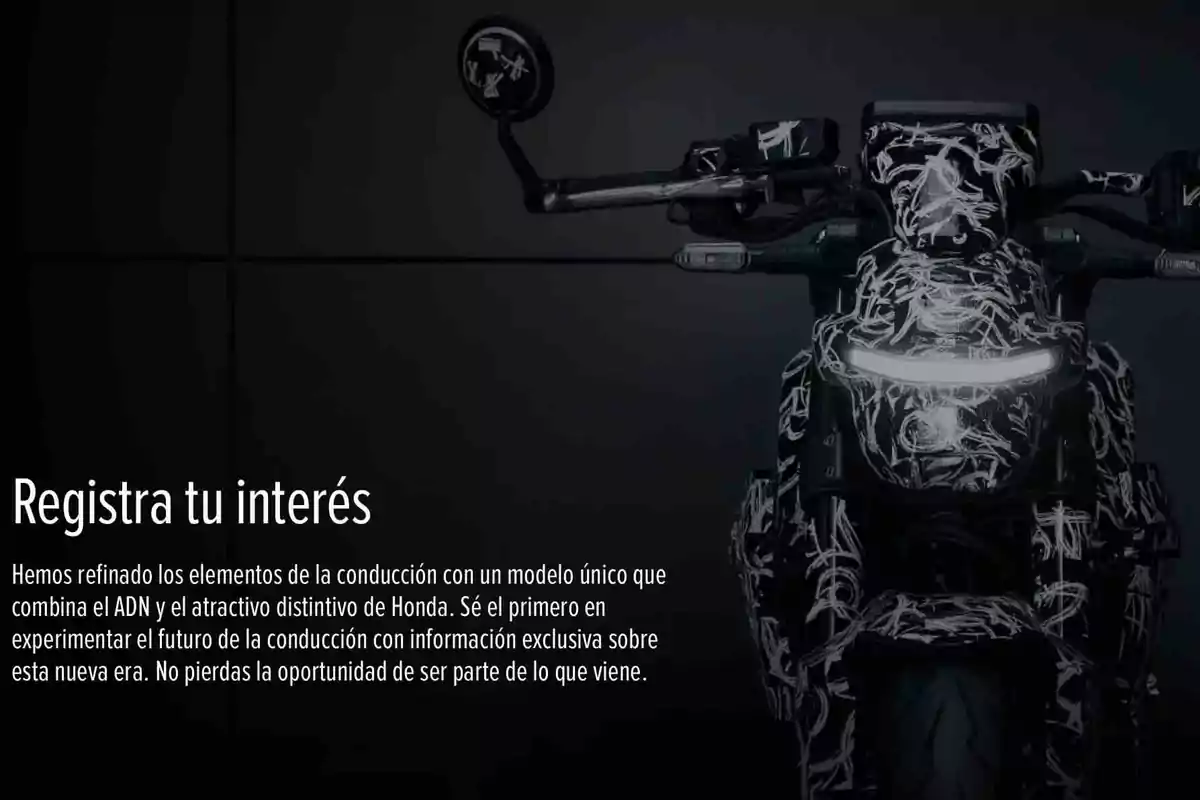 Motocicleta Honda camuflada vista de frente con un fondo oscuro y texto promocional invitando a registrar interés en un nuevo modelo Motocicleta Honda camuflada vista de frente con un fondo oscuro y texto promocional invitando a registrar interés en un nuevo modelo
