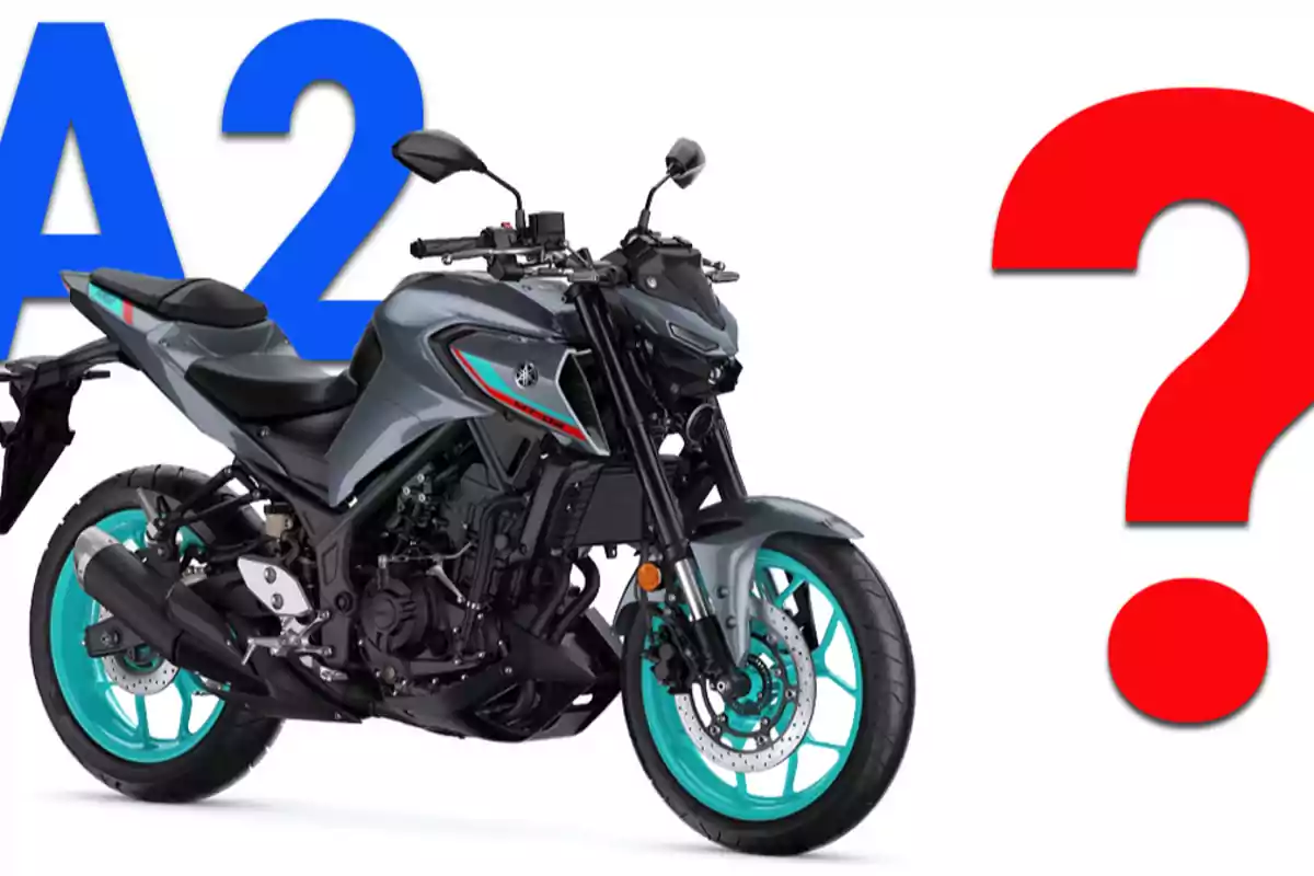 Motocicleta deportiva gris con detalles en turquesa frente a un fondo blanco con una gran letra A2 azul y un signo de interrogación rojo