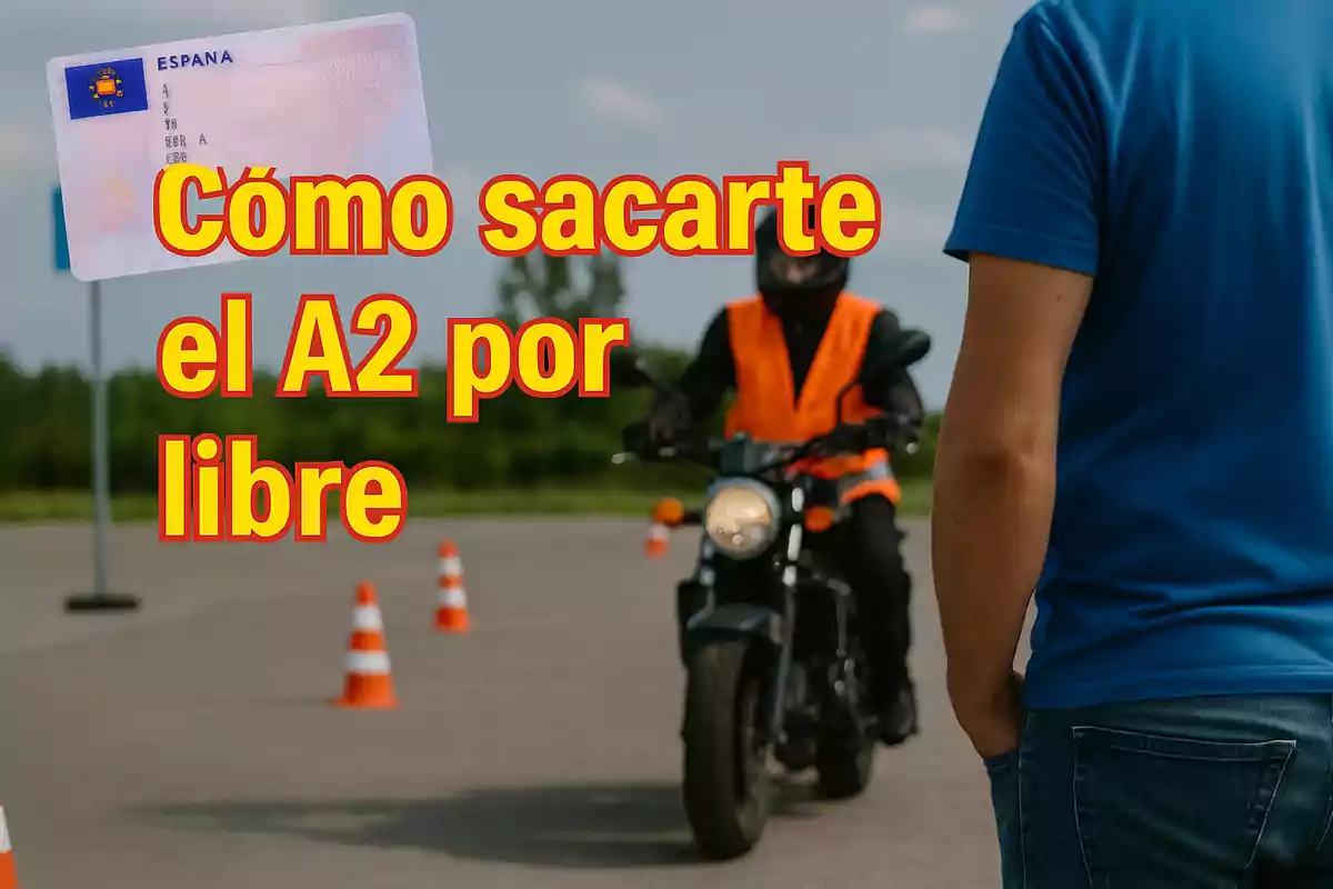 Persona observando a un motociclista con chaleco naranja realizando una prueba de conducción entre conos con un carnet de conducir español y el texto cómo sacarte el A2 por libre