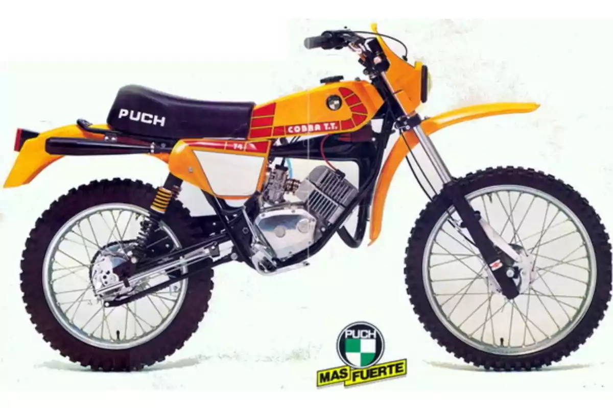 Motocicleta clásica de motocross Puch Cobra TT en color amarillo y naranja con llantas de tacos y asiento negro Motocicleta clásica de motocross Puch Cobra TT en color amarillo y naranja con llantas de tacos y asiento negro