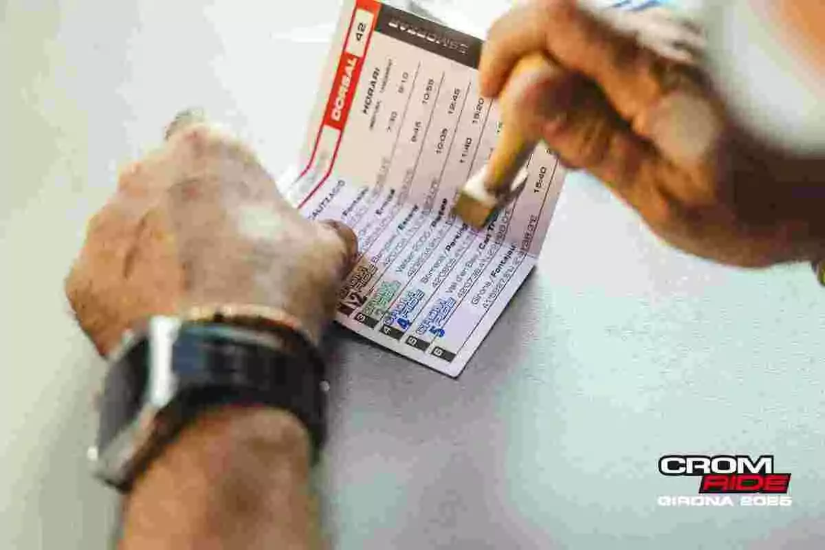 Persona marcando una hoja de ruta de la Crom Ride Girona 2025 con un bolígrafo sobre una mesa Persona marcando una hoja de ruta de la Crom Ride Girona 2025 con un bolígrafo sobre una mesa
