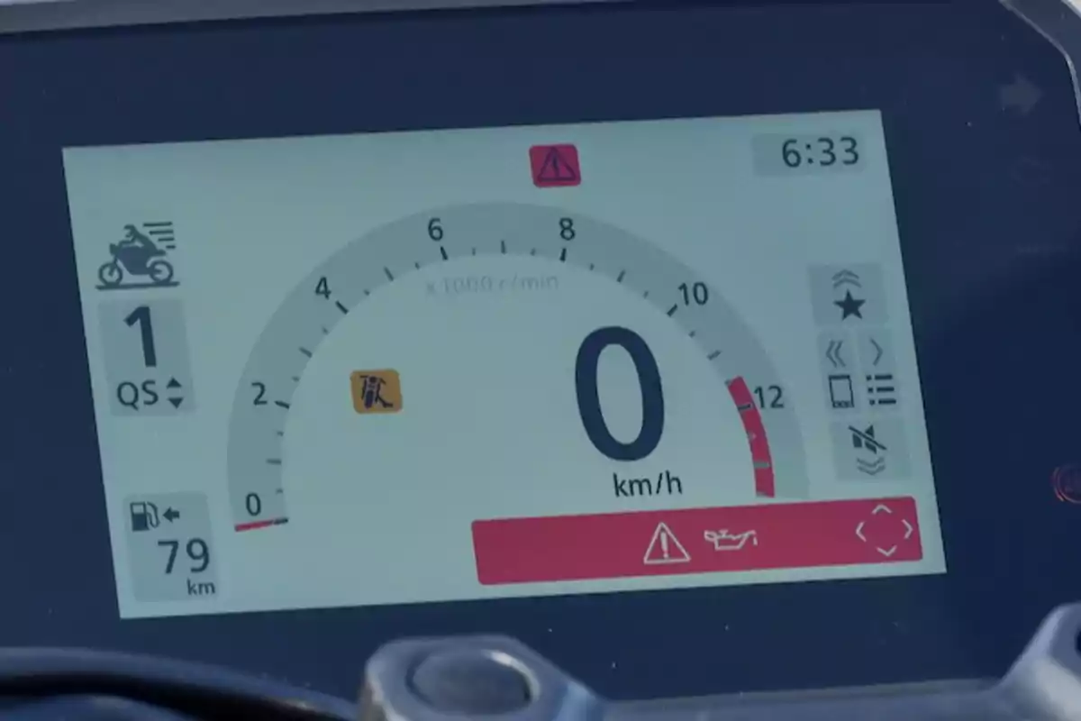Tablero digital de motocicleta mostrando velocidad en cero, marcha en primera, advertencias encendidas y autonomía de 79 kilómetros Tablero digital de motocicleta mostrando velocidad en cero, marcha en primera, advertencias encendidas y autonomía de 79 kilómetros