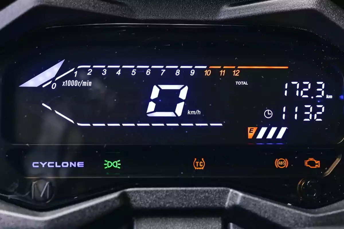 Tablero digital de motocicleta encendido mostrando velocidad en cero, nivel de combustible, kilometraje total, reloj y varios indicadores luminosos Tablero digital de motocicleta encendido mostrando velocidad en cero, nivel de combustible, kilometraje total, reloj y varios indicadores luminosos