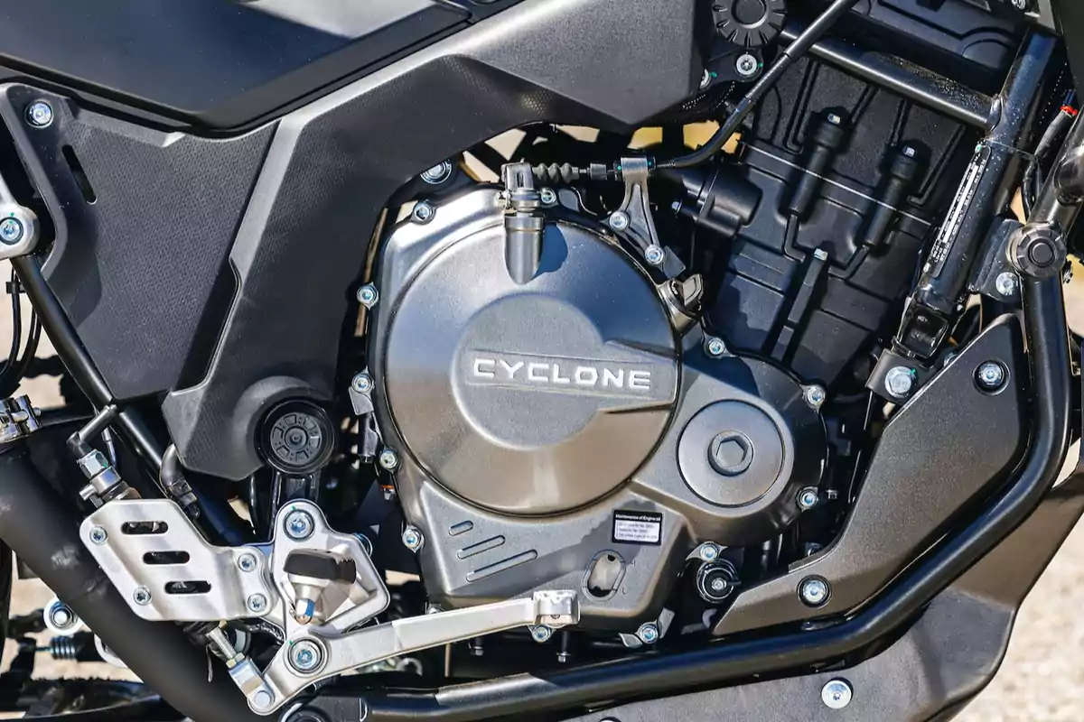 Motor de motocicleta Cyclone con detalles metálicos y componentes mecánicos visibles Motor de motocicleta Cyclone con detalles metálicos y componentes mecánicos visibles