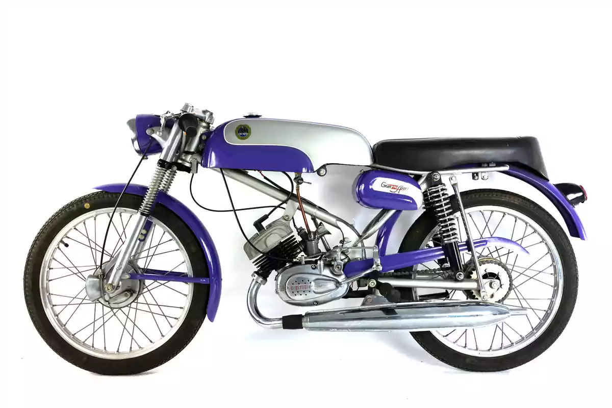 Motocicleta clásica de color morado y plateado vista de lado sobre fondo blanco Motocicleta clásica de color morado y plateado vista de lado sobre fondo blanco