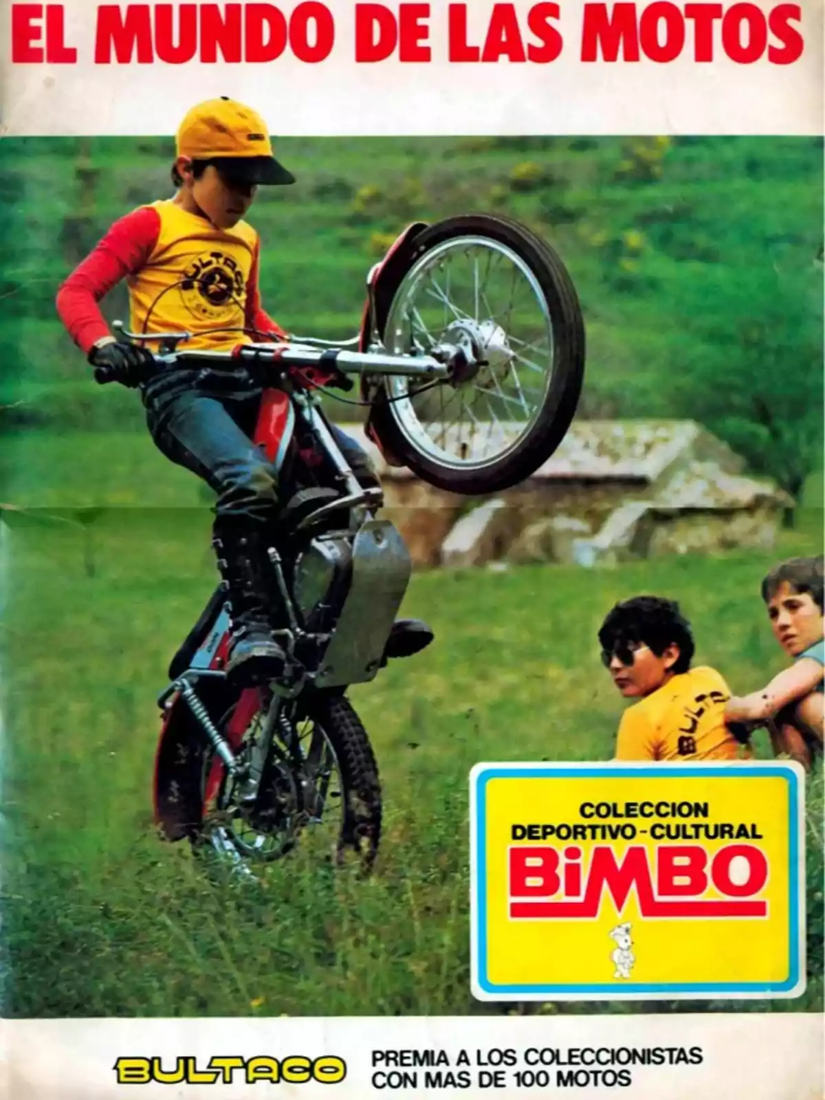Un niño con gorra amarilla y camiseta de manga larga roja hace un caballito en una motocicleta mientras dos niños lo observan sentados en el pasto, con un cartel de la colección deportivo-cultural Bimbo en primer plano Un niño con gorra amarilla y camiseta de manga larga roja hace un caballito en una motocicleta mientras dos niños lo observan sentados en el pasto, con un cartel de la colección deportivo-cultural Bimbo en primer plano
