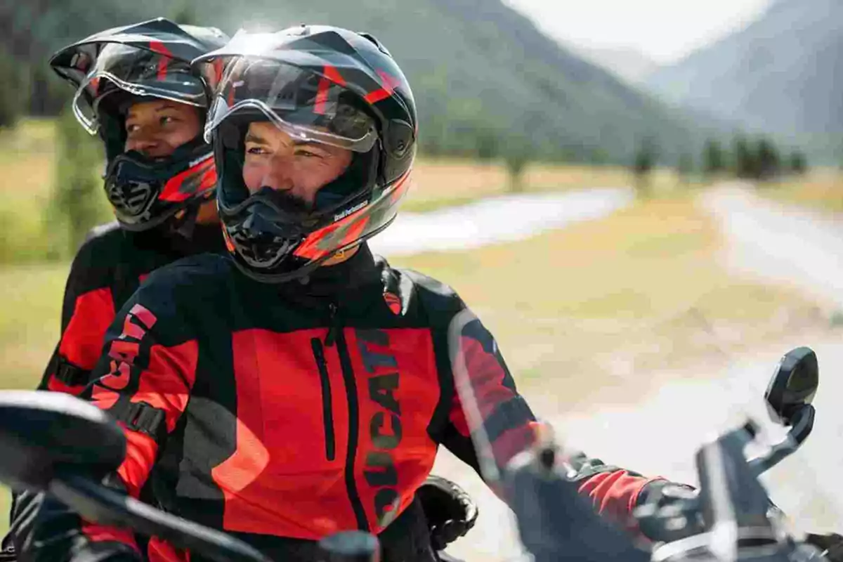 Ducati presenta sus novedades en equipamiento de verano para motoristas 2025