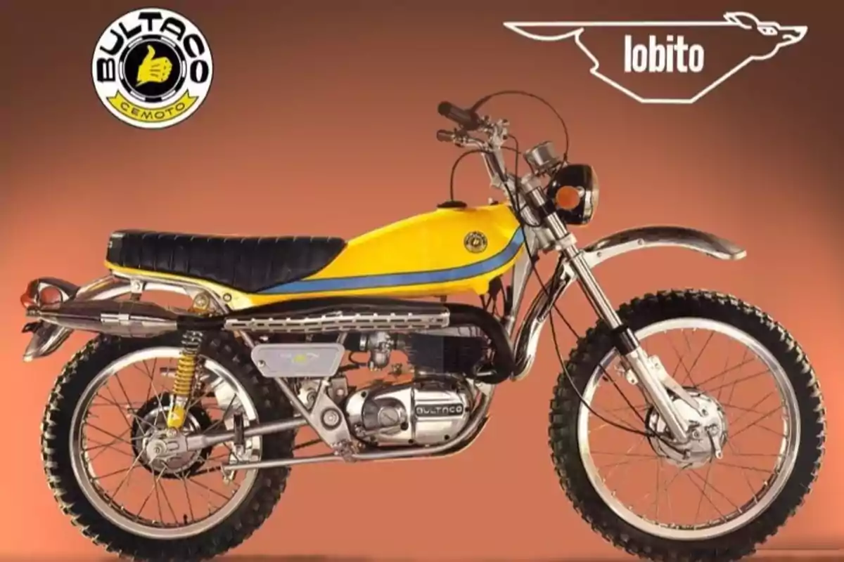 Motocicleta clásica Bultaco Lobito de color amarillo con detalles en azul y negro sobre un fondo marrón con los logotipos de la marca y el modelo en la parte superior Motocicleta clásica Bultaco Lobito de color amarillo con detalles en azul y negro sobre un fondo marrón con los logotipos de la marca y el modelo en la parte superior