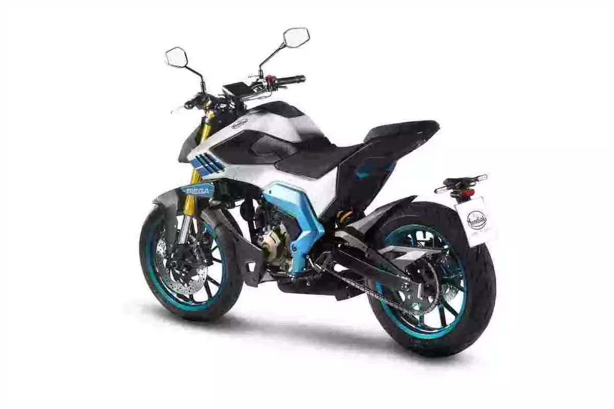 Motocicleta deportiva de color negro, blanco y azul vista desde un ángulo trasero izquierdo sobre un fondo blanco Motocicleta deportiva de color negro, blanco y azul vista desde un ángulo trasero izquierdo sobre un fondo blanco