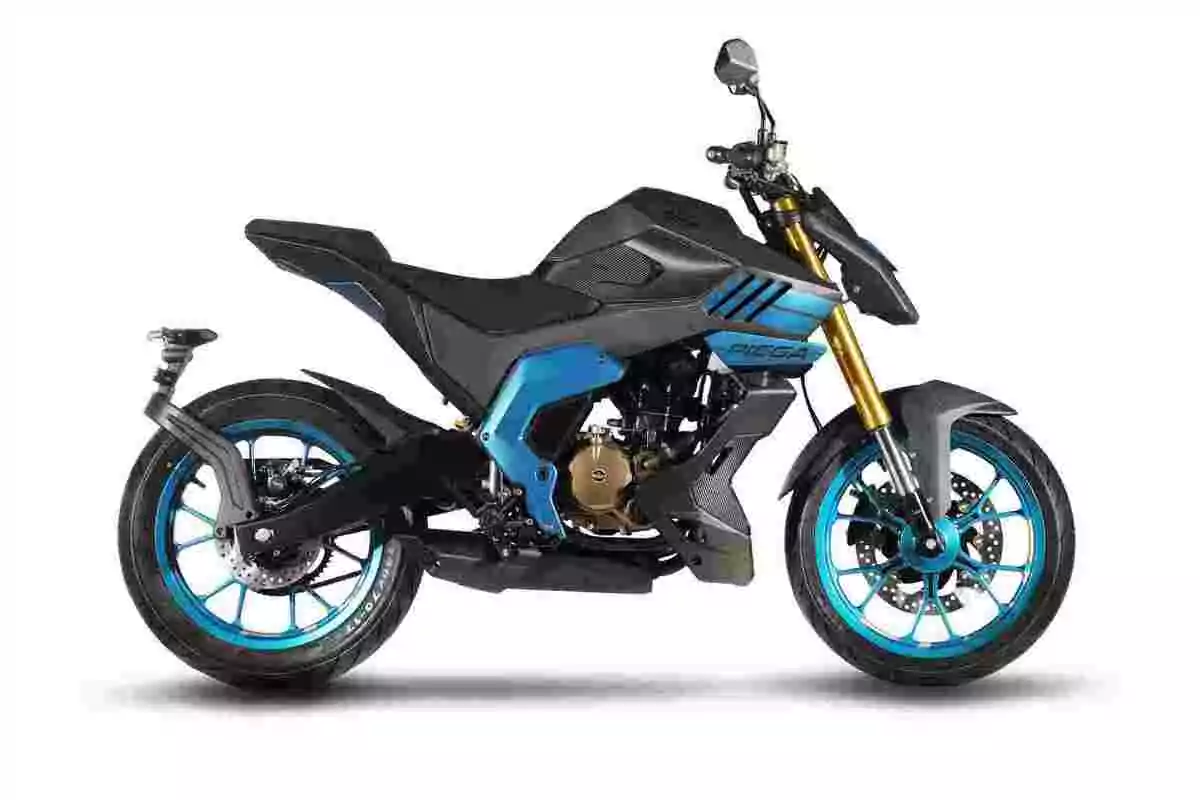 Motocicleta deportiva de color negro con detalles azules y dorados sobre fondo blanco Motocicleta deportiva de color negro con detalles azules y dorados sobre fondo blanco
