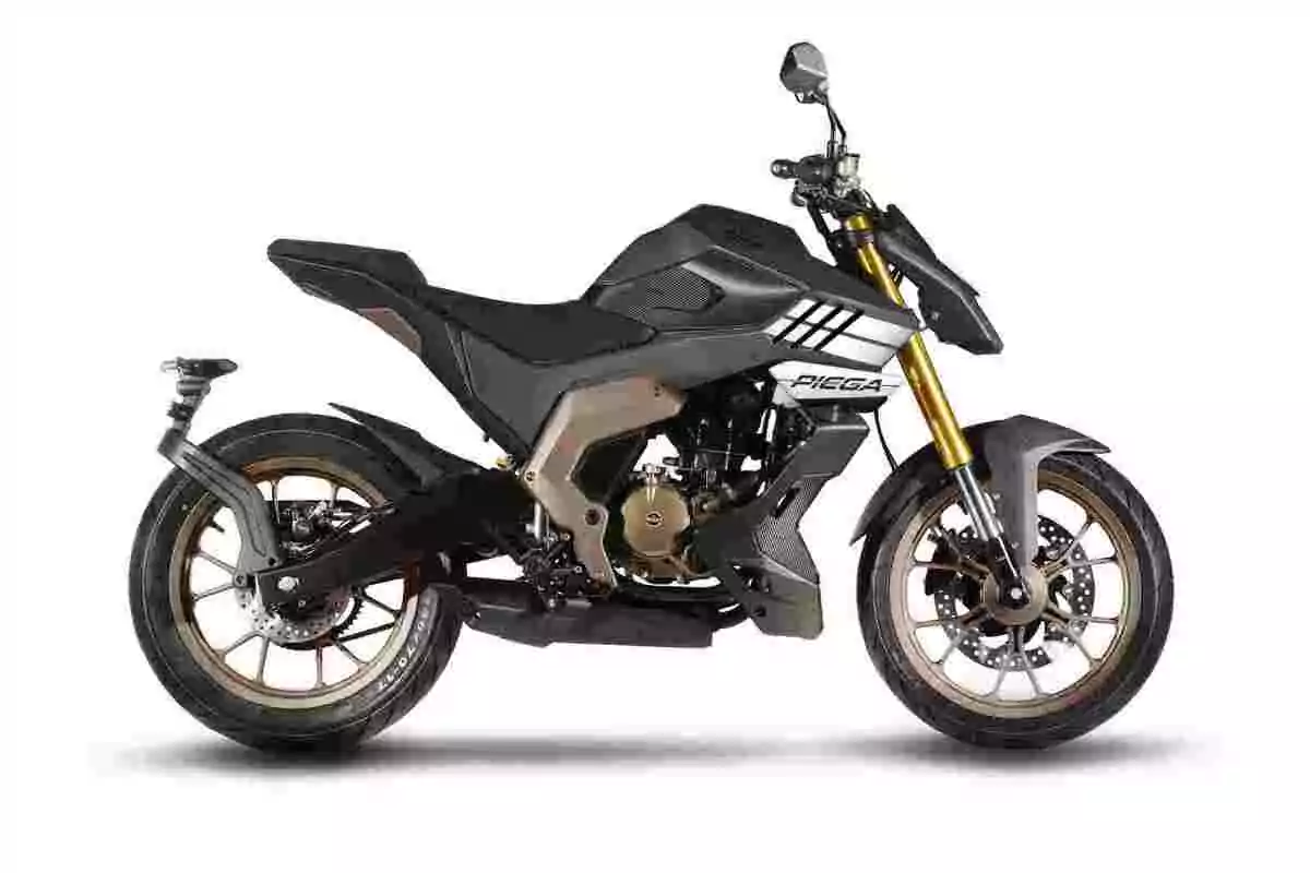 Motocicleta deportiva de color negro con detalles dorados y diseño moderno sobre fondo blanco Motocicleta deportiva de color negro con detalles dorados y diseño moderno sobre fondo blanco