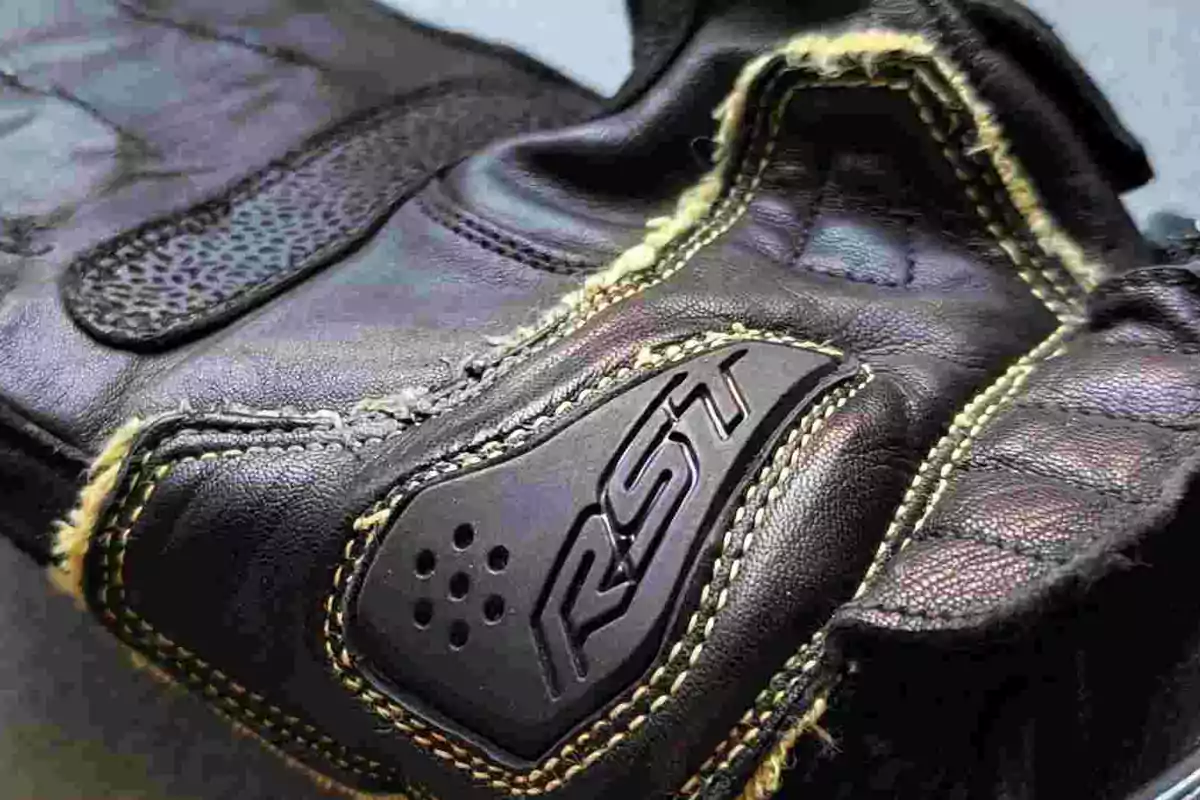 Guante de motociclista de cuero negro con costuras visibles y el logo RST en relieve Guante de motociclista de cuero negro con costuras visibles y el logo RST en relieve