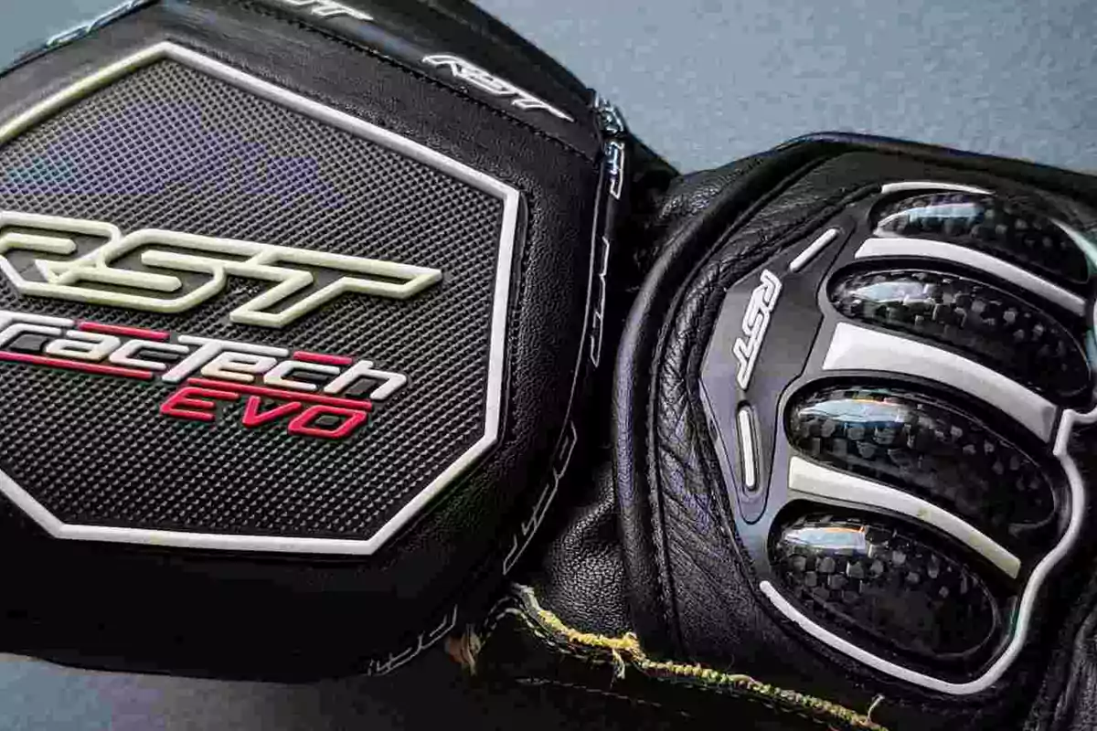 Guantes de motociclista RST con protecciones de fibra de carbono y detalles en negro, blanco y rojo Guantes de motociclista RST con protecciones de fibra de carbono y detalles en negro, blanco y rojo