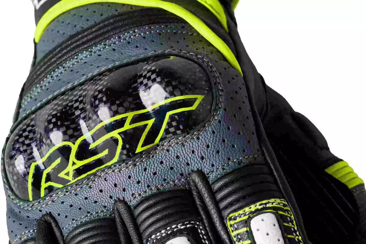 Guante de motociclista con protecciones de fibra de carbono y detalles en color amarillo fluorescente Guante de motociclista con protecciones de fibra de carbono y detalles en color amarillo fluorescente