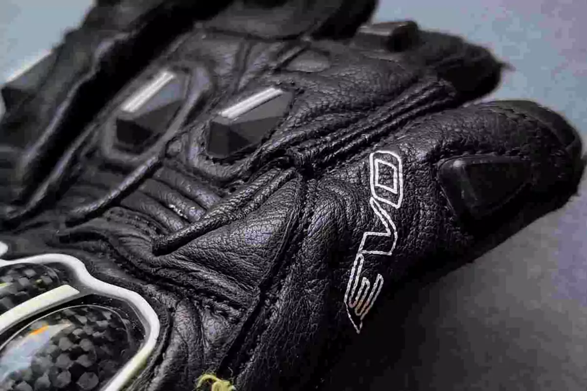 Guante de motociclista negro con detalles de protección y la palabra EVO bordada Guante de motociclista negro con detalles de protección y la palabra EVO bordada