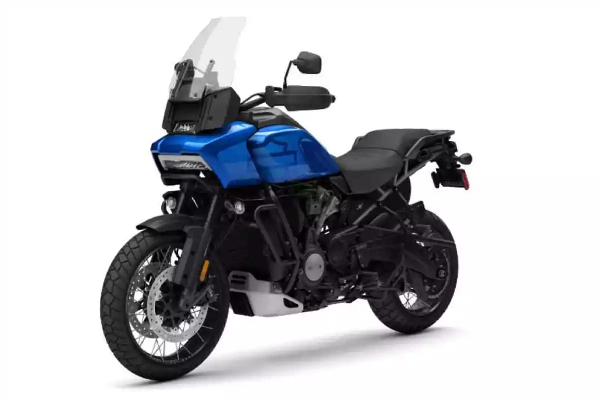 Motocicleta de aventura color azul con parabrisas alto y diseño robusto sobre fondo blanco Motocicleta de aventura color azul con parabrisas alto y diseño robusto sobre fondo blanco