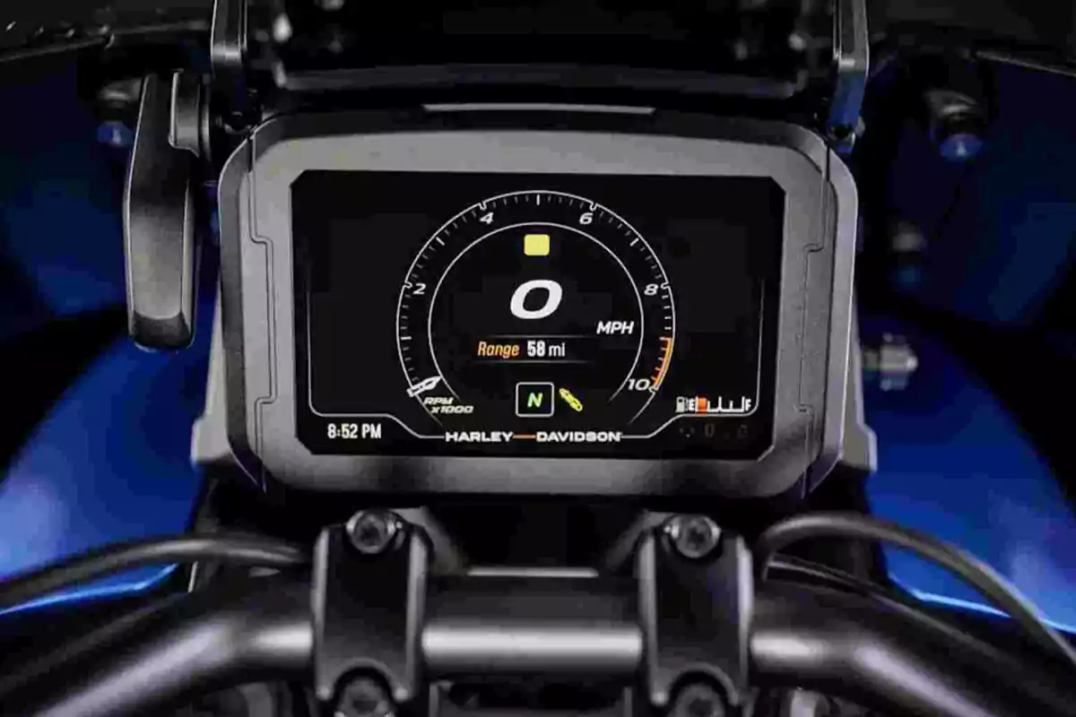 Tablero digital de motocicleta Harley-Davidson mostrando velocidad, rango de combustible y otros indicadores. Tablero digital de motocicleta Harley-Davidson mostrando velocidad, rango de combustible y otros indicadores.