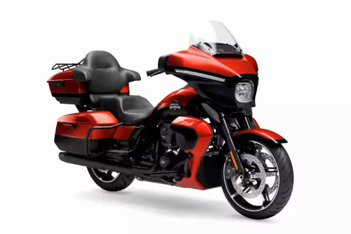 Motocicleta touring Harley-Davidson color rojo con negro equipada con parabrisas y maletero trasero Motocicleta touring Harley-Davidson color rojo con negro equipada con parabrisas y maletero trasero